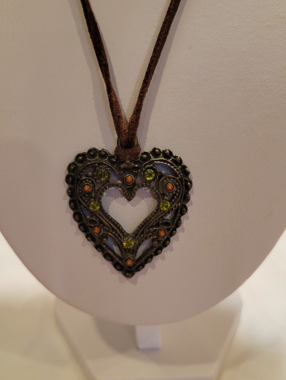 👡EUC~Vintage-Inspired Heart Pendant Necklace with Olive and Copper Accents